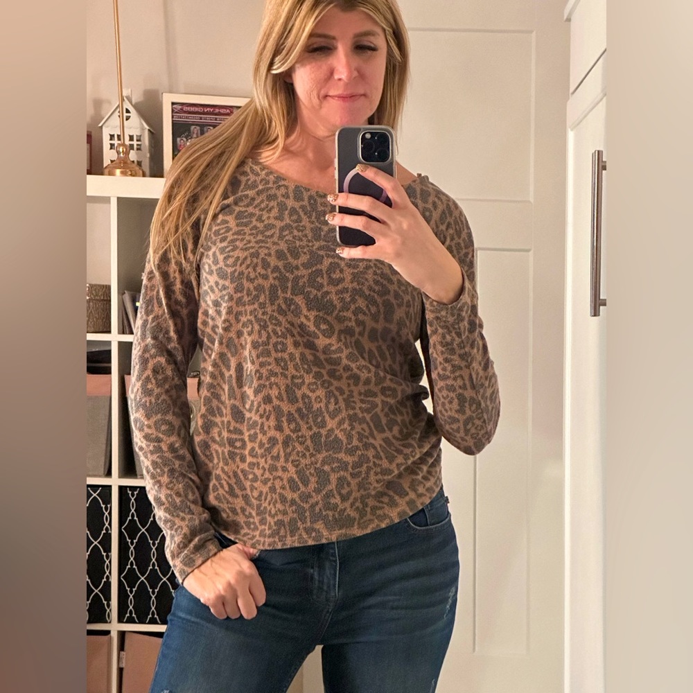 Women’s long sleeve leopard print long sleeve shirt
